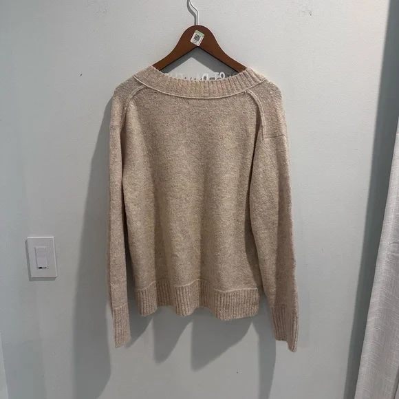 NWT American Eagle tan oversized V-Neck Sweater small - Picture 6 of 7